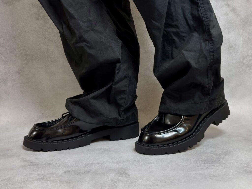 本音レビュー】ユニクロCの新作「レースアップシューズ」は、見た目と