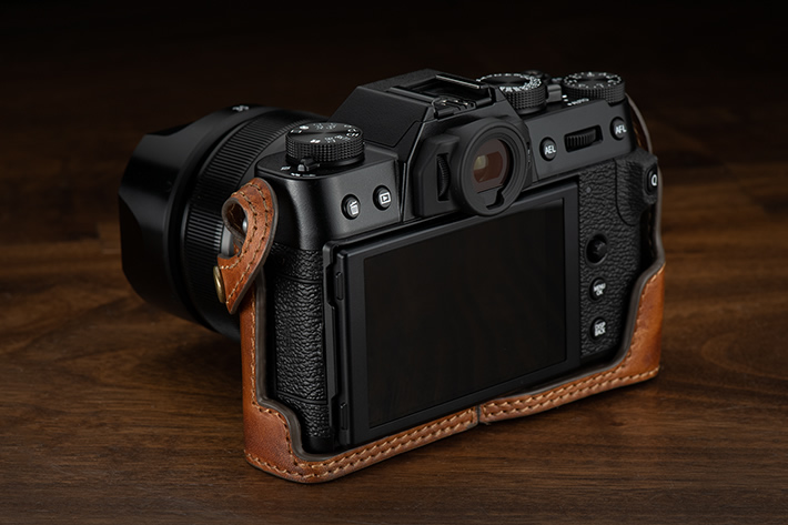 クラシカルなカメラにはクラシカルなケースを。ビンテージな質感が