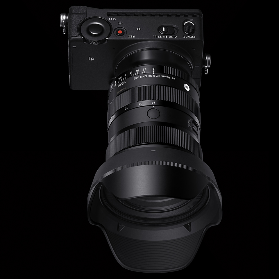 描写力アップと小型軽量化！ II型に進化した大口径標準ズームレンズ