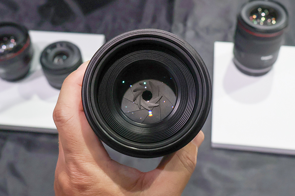 開放F1.2でキヤノン最軽量！ 大きなボケが楽しめる大口径標準レンズ