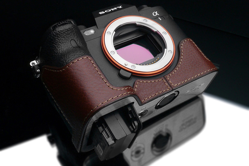 レザーとメタルプレートでカメラを守るGARIZ本革カメラケースのソニー