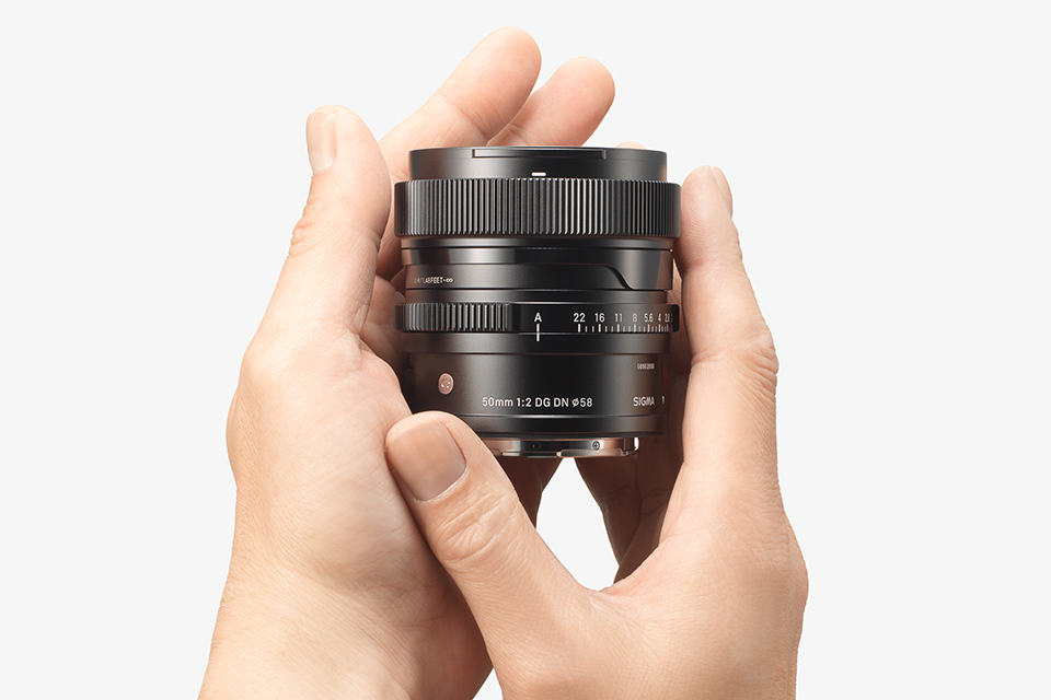 高い光学性能を小さなボディに凝縮！ フルサイズ対応の標準レンズ
