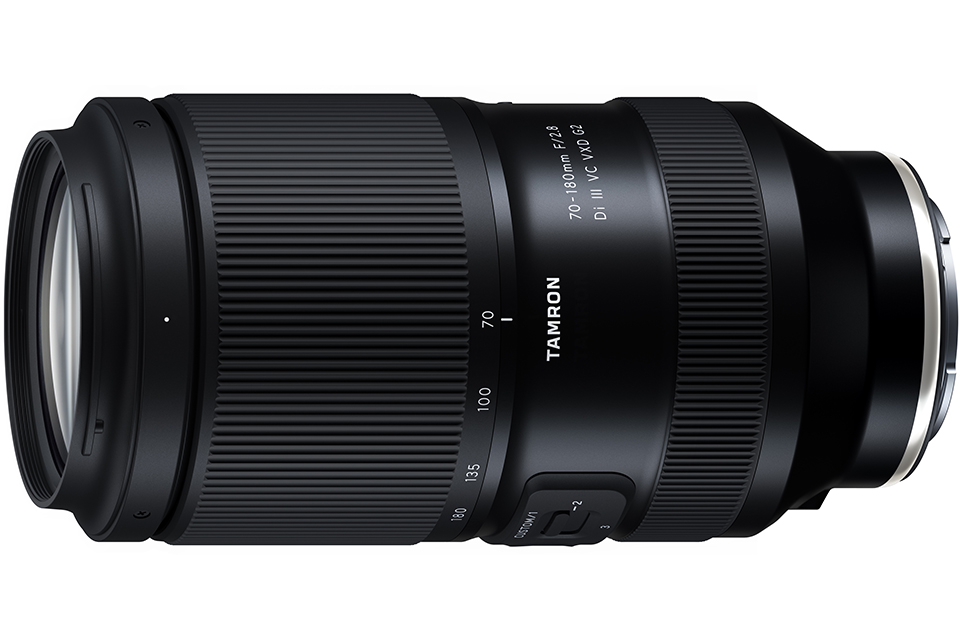 コンパクトな大口径望遠ズームが手ブレ補正を搭載して第2世代に進化