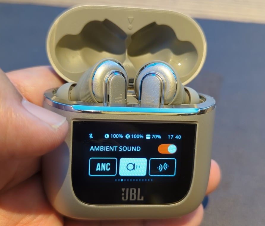 タッチディスプレイ付き充電ケースを採用したJBLのフラッグシップ完全