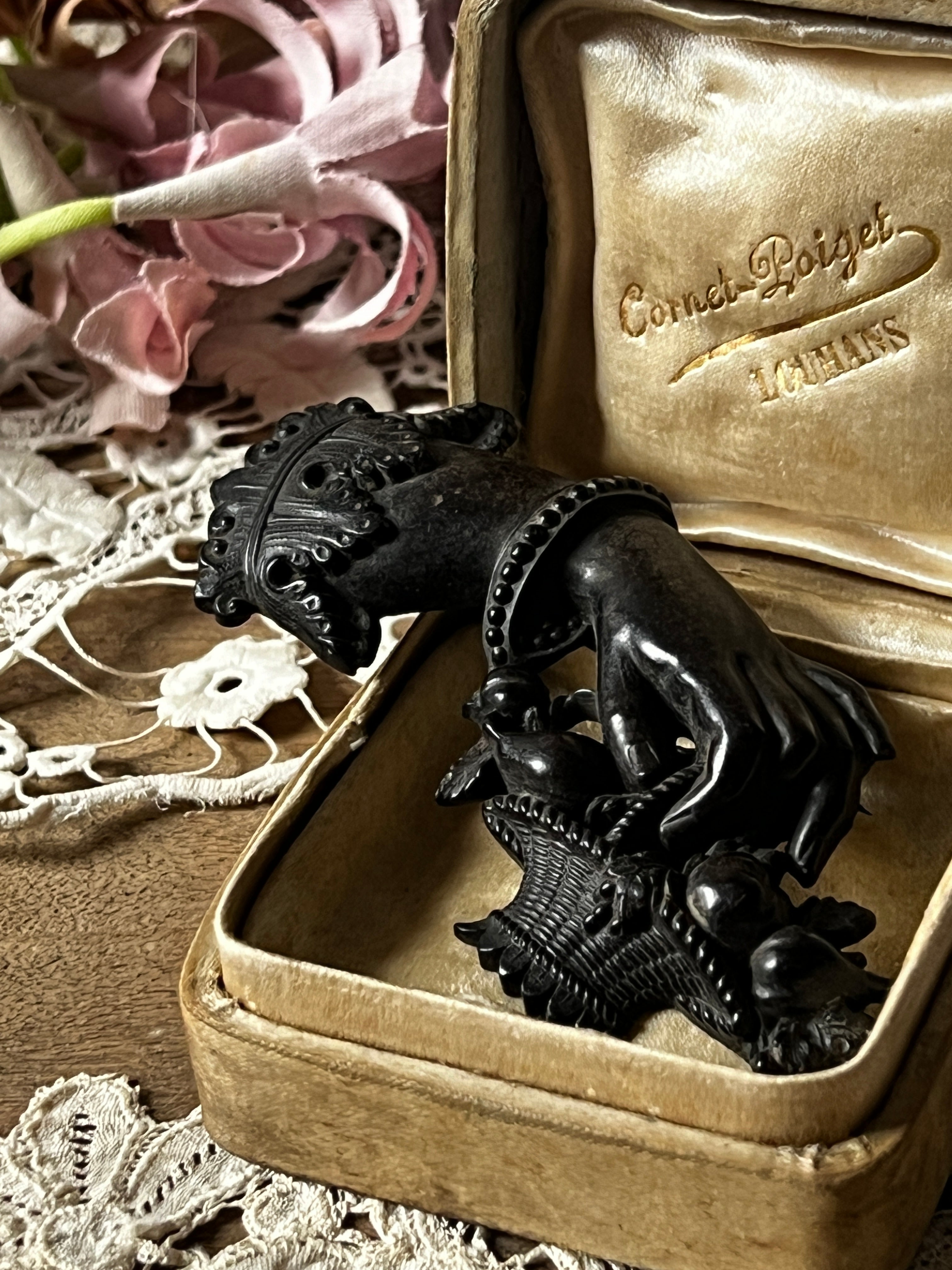 ハンドモチーフのブローチ – France Antique 銀色アンティーク