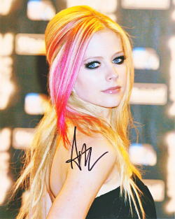 アヴリル・ラヴィーン 直筆サインフォト #14 - アメリカ雑貨 ゴマちゃん
