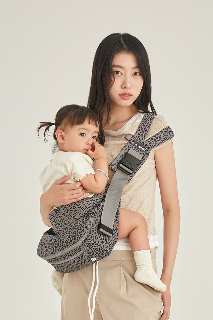 グスケット365抱っこ紐Plus【抱っこ紐+バッグ】グレーレオパード