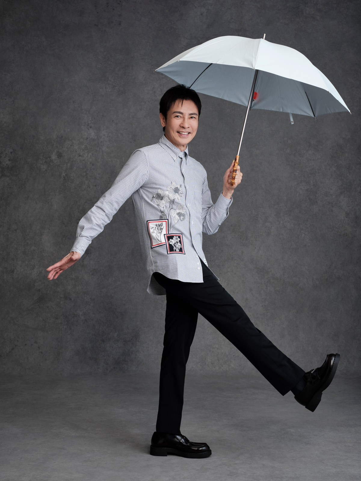 69歳・郷ひろみの私物公開。ロゴT、スニーカー、カーディガン、日傘