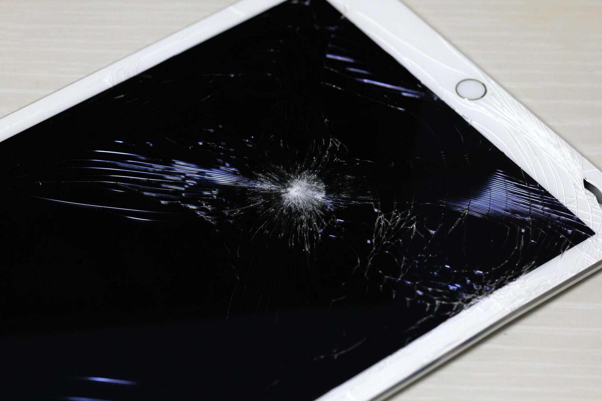 iPadの画面が割れたときの応急処置方法とは？修理方法や費用相場