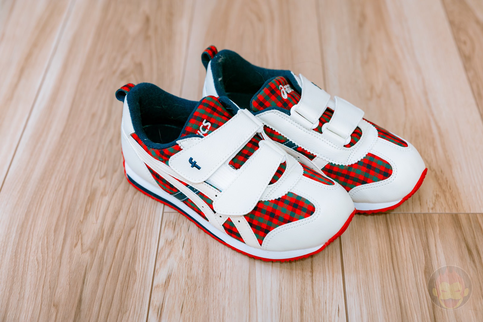 ファミリアとアシックスがコラボしたキッズシューズが可愛すぎて買って