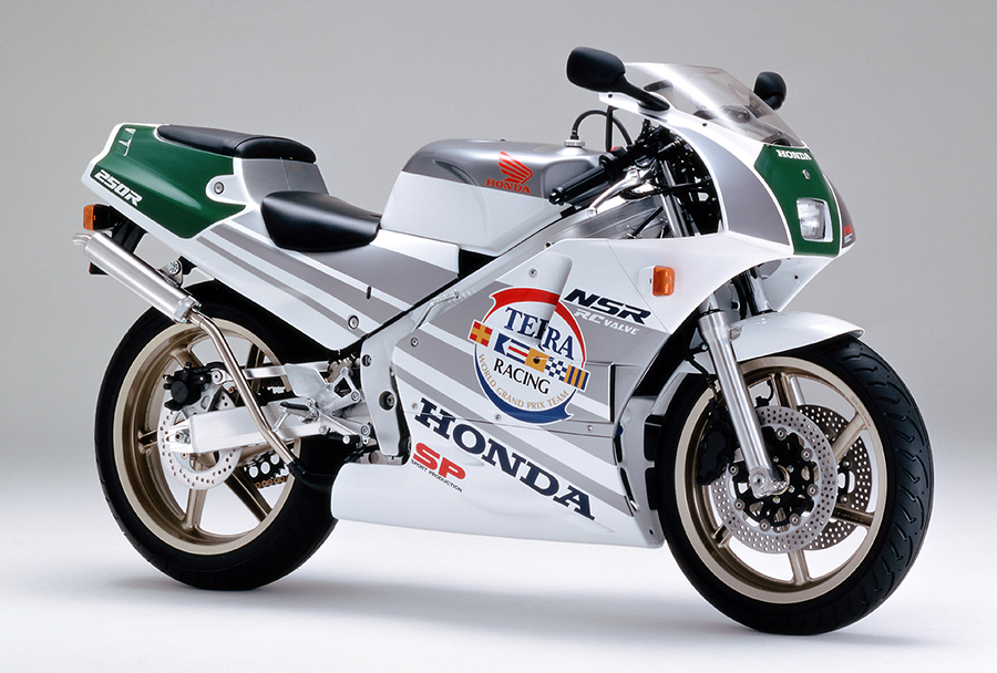 軽量のマグネシウム製ホイールや高効率の乾式多板クラッチを標準装備