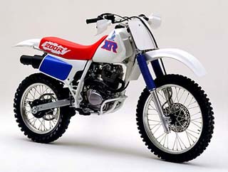 不整地で優れた走破性を発揮する手ごろな車体サイズのオフロード走行