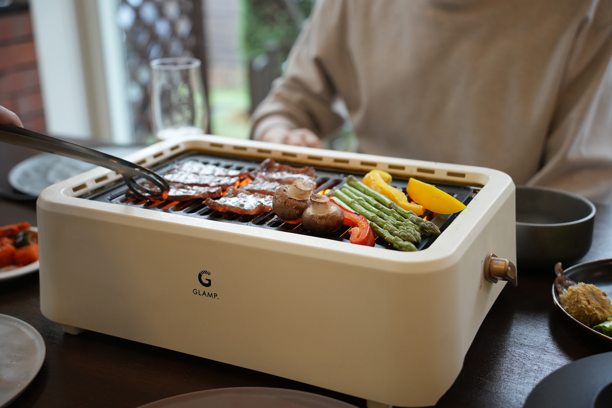 Ultra-low smoke grill, black, white, GLAMP, low smoke, smokeless