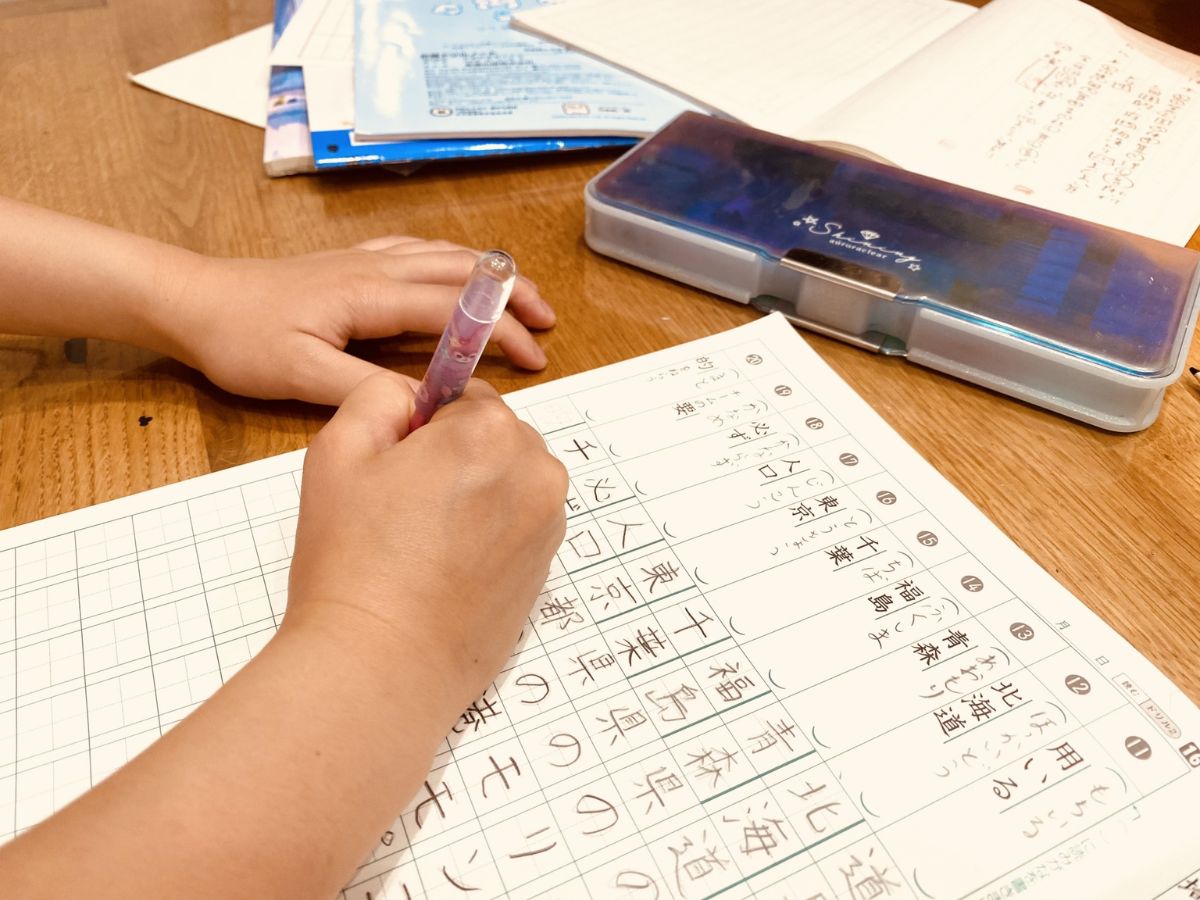 娘の夏休み宿題がまさかの展開 母親の投稿に「共感しかない」「笑った