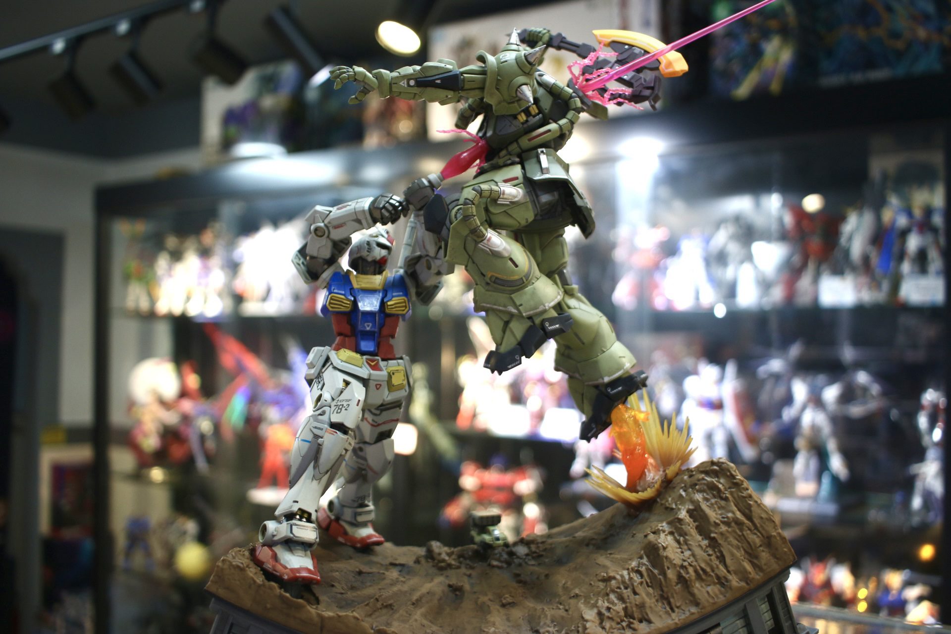 BN Figure DX Series RX-78-2 Gundam Vs. MS-06S Zaku II Statue 1/72