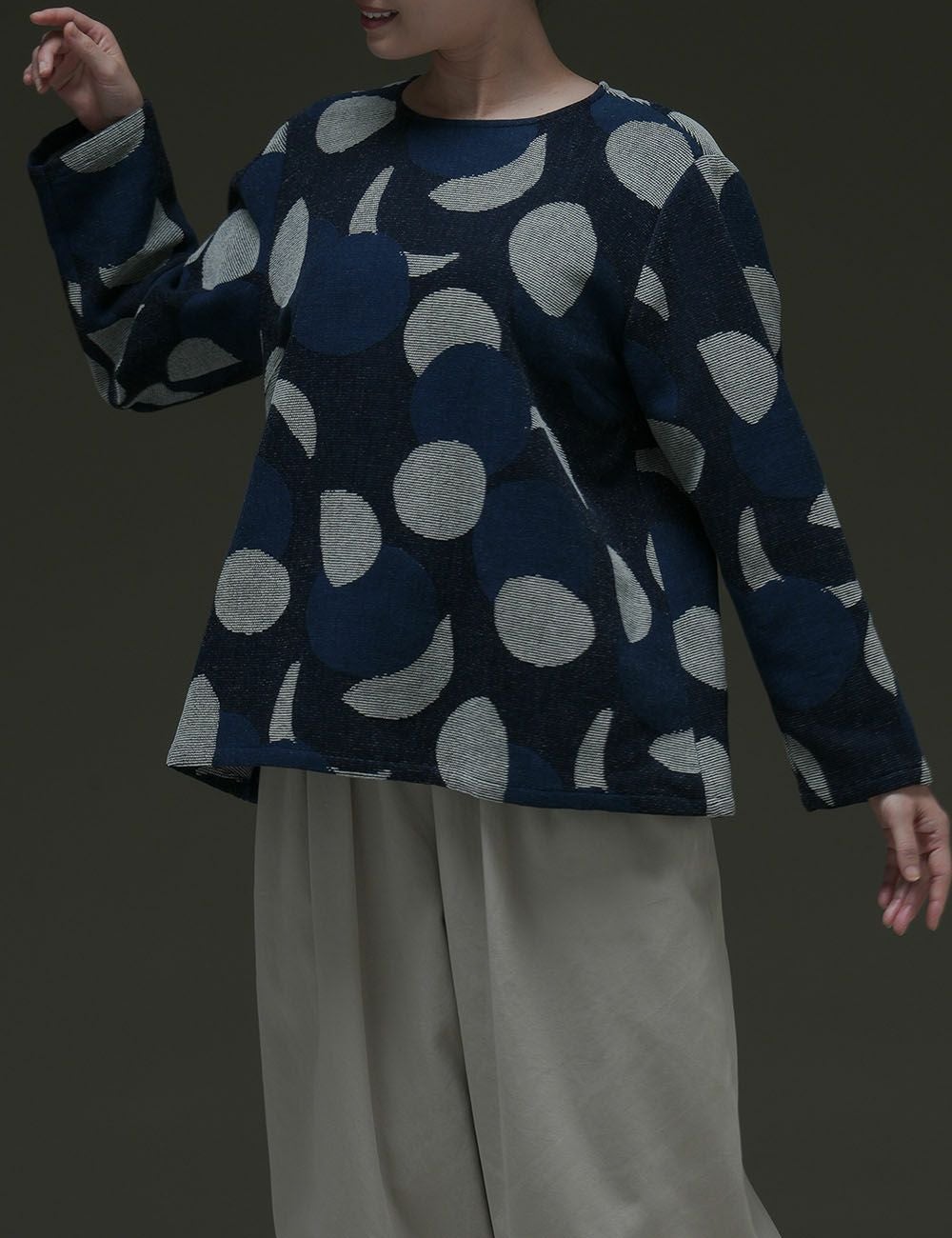 落ち葉刺繍プルオーバー糊空木（のりうつぎ） | 石見銀山 群言堂