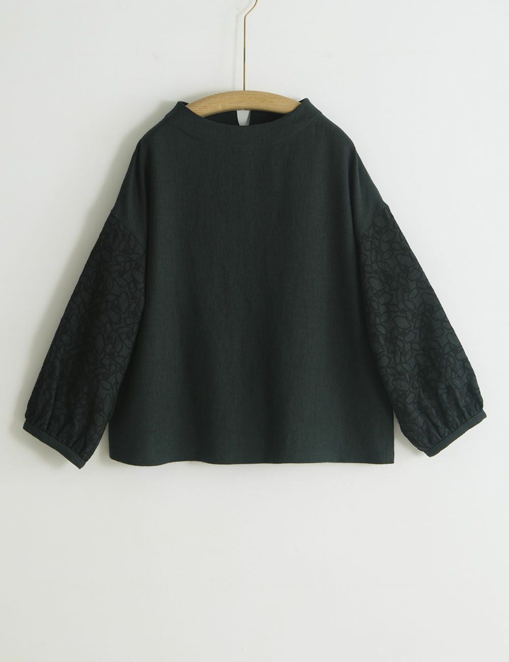 落ち葉刺繍プルオーバー糊空木（のりうつぎ） | 石見銀山 群言堂