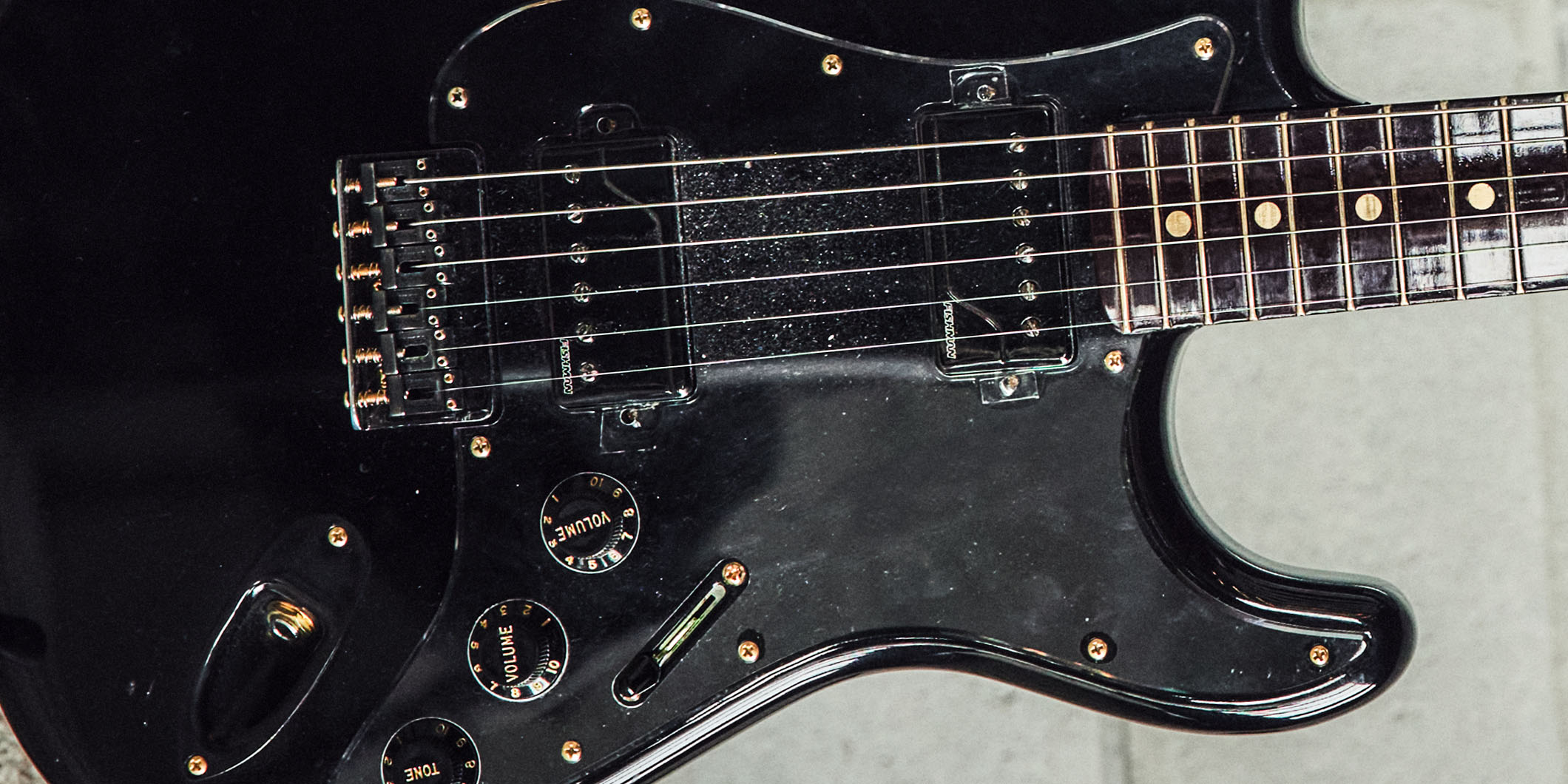 ken（L'Arc〜en〜Ciel）が愛用する5本のストラトキャスターを、ken本人