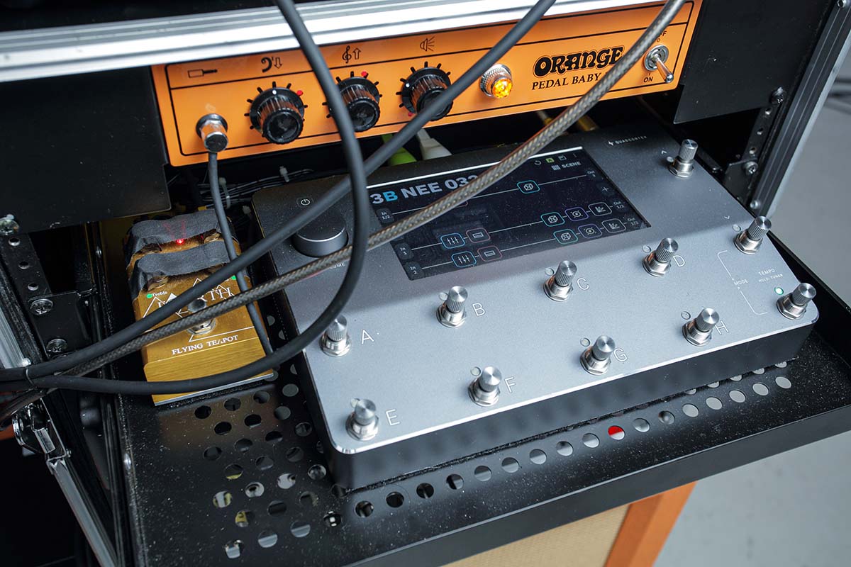 NEEの変幻自在な音色を支える、夕日のラック・システムとペダルボード