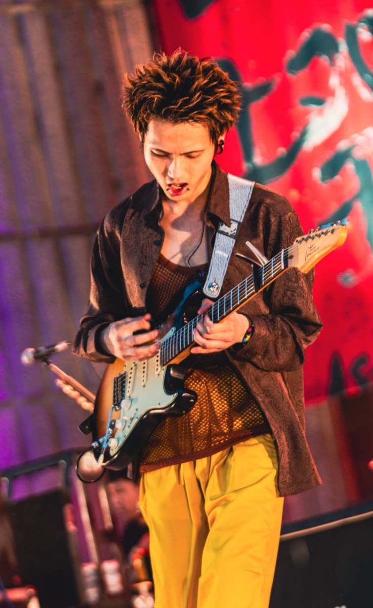 NEEの夕日が2024年の日比谷野音公演で使用した、2本の最新ギター