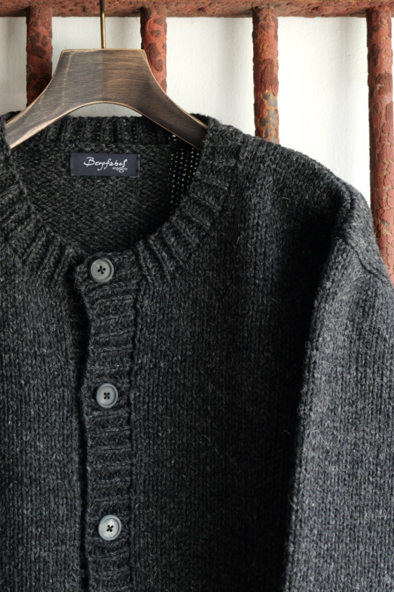 BFUW12. Hand Knitting Cardigan. Charcoal. Bergfabel. « GULLAM