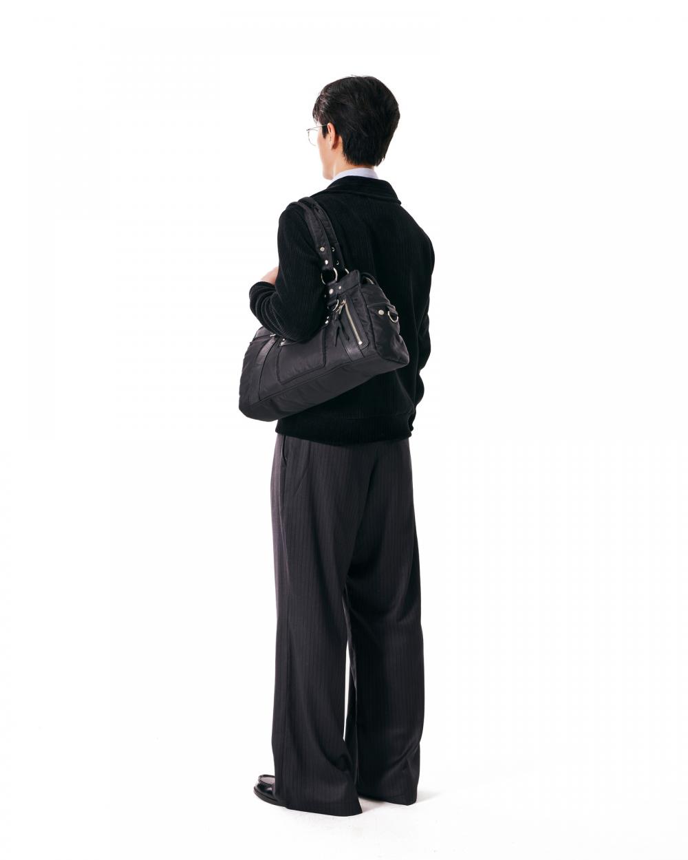 スタッズナイロンショルダーバッグ（ブラック） | IUGAMAKARAS | HANA