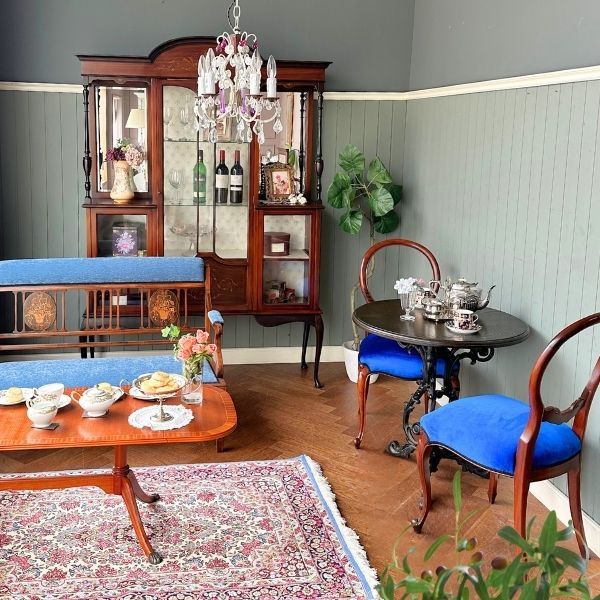 英国アンティークの椅子、背もたれが美しいバルーンバックチェア(q-509