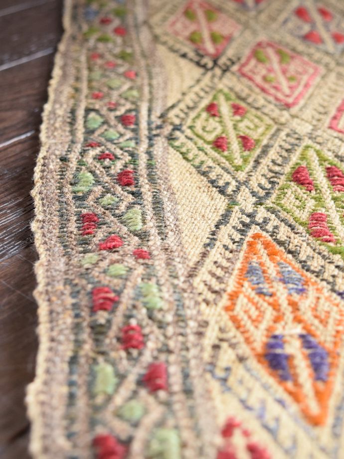 一点もののおしゃれなビンテージ絨毯、いろんな色がカラフルに混ざった