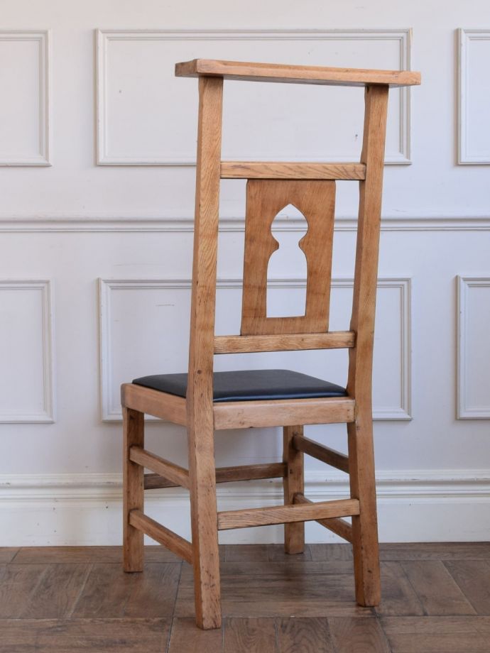 アンティークのチャーチチェア、ポインテッドアーチの背もたれが