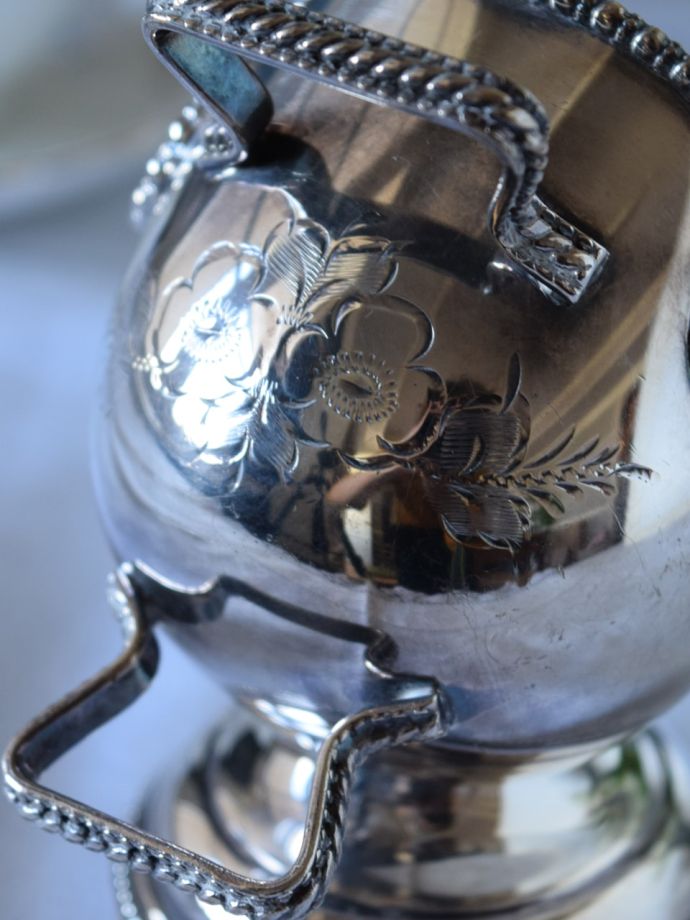 英国のアンティークのシルバー雑貨、お花模様が優雅なシュガー
