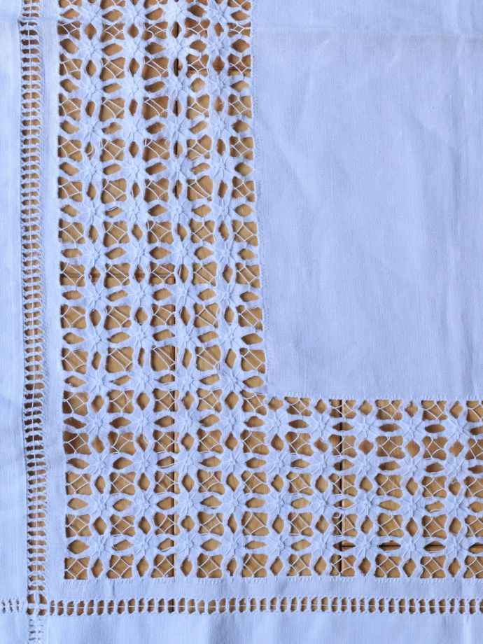 フランスのアンティーククロス、繊細なカットワークのおしゃれな