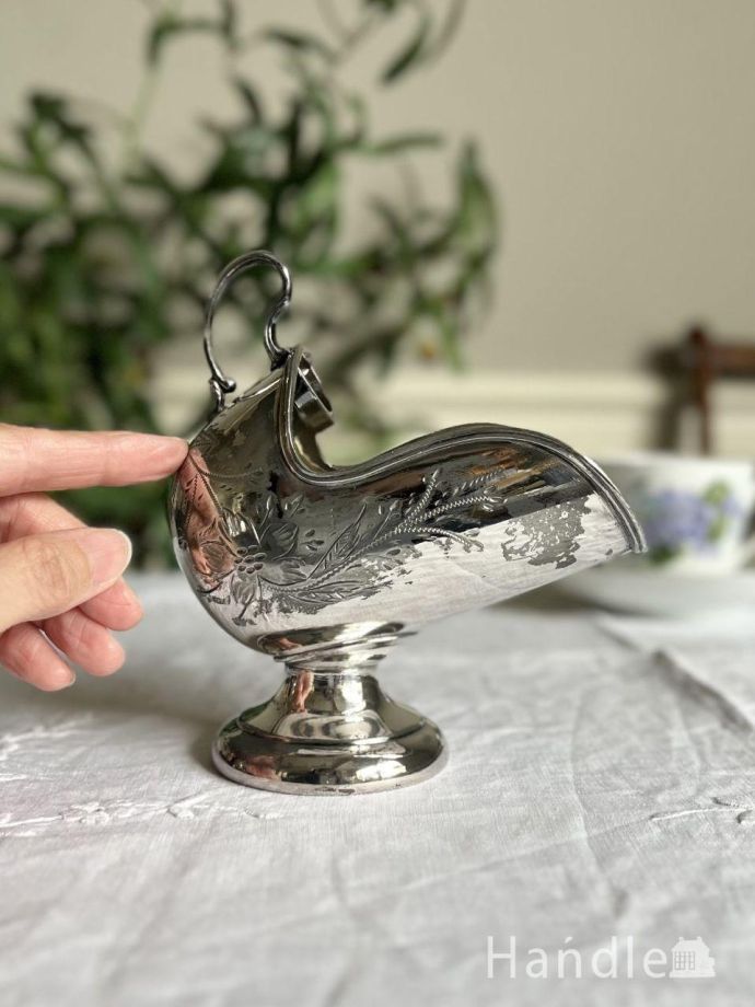 英国のアンティークシルバーのお砂糖入れ、お花模様が優雅なシュガー