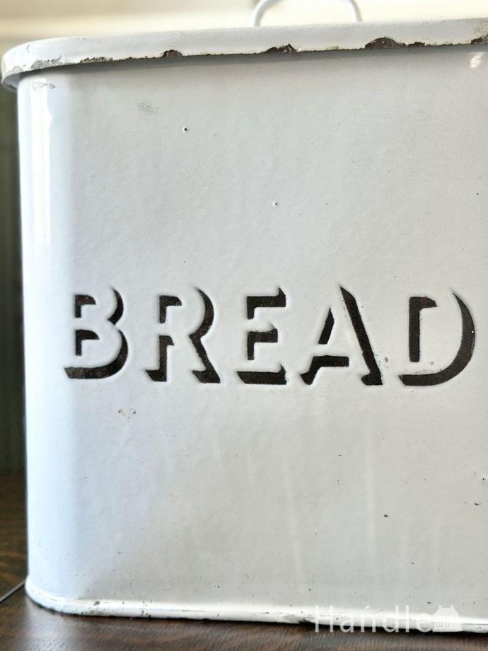 イギリスから届いたアンティークのブレッド缶、白いホウロウの