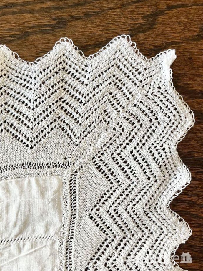 刺繍が可愛いフランスアンティーク、繊細なレースのスクエア型のクロス