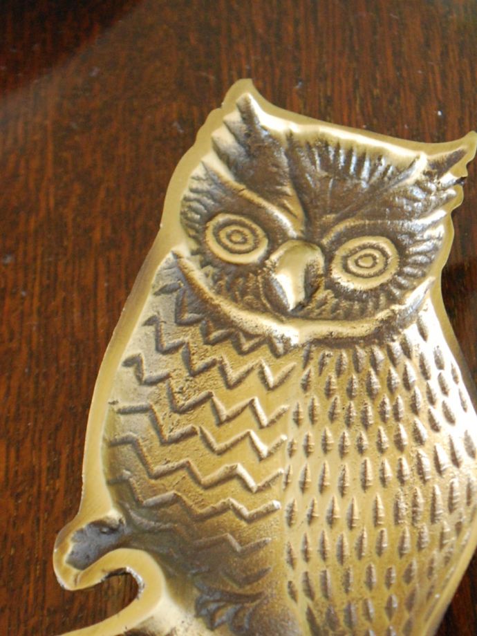 アンティーク調のおしゃれな雑貨、ふくろうモチーフの真鍮製のトレイ