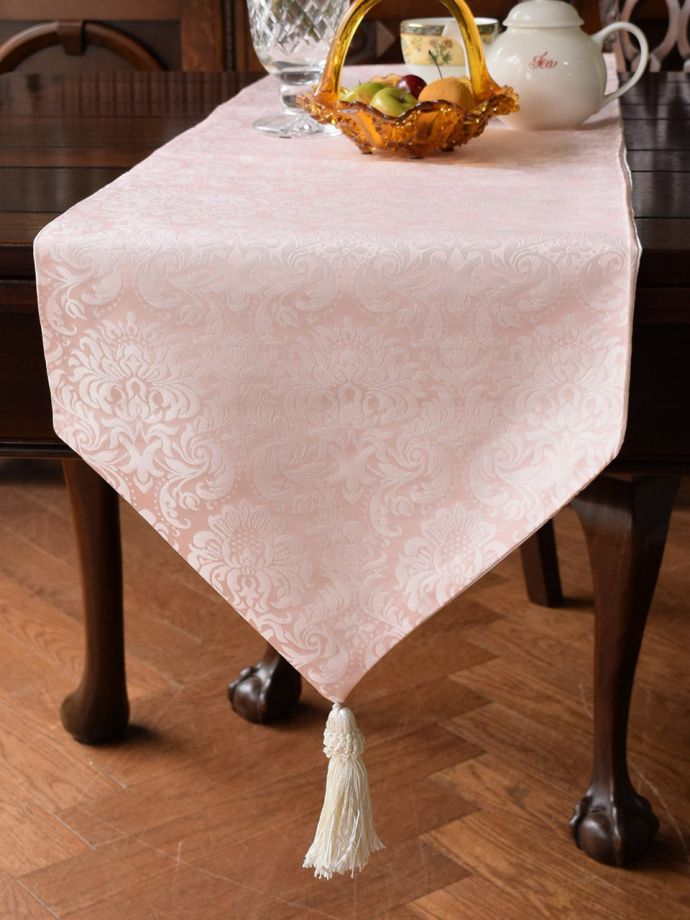 タッセルが付いたおしゃれなテーブルランナー、ジェニファーテイラーの