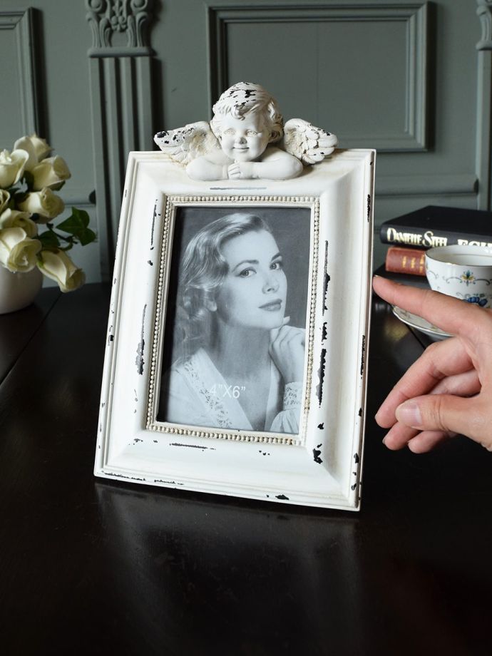 ロココ調のおしゃれなフォトフレーム、エンジェルがほほ笑む