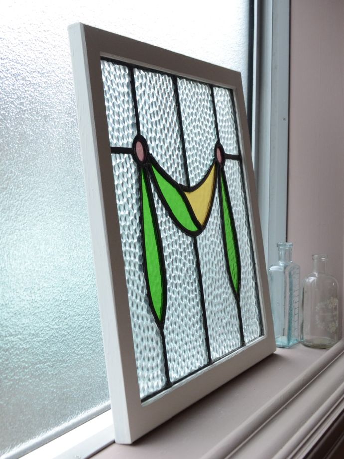 イギリスから届いたアンティークガラス、リボン模様が可愛いステンド