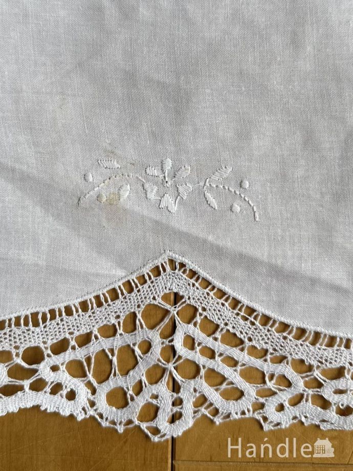 フランスから届いたアンティーク雑貨、ドロンワークレースのテーブル