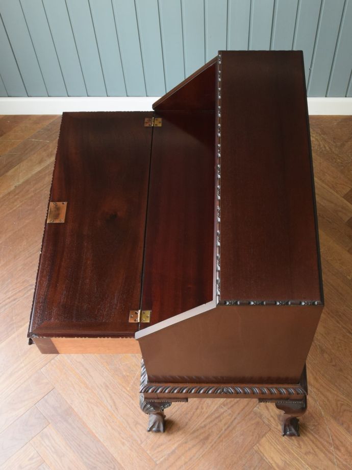 英国アンティークの書斎机、長い猫脚のライティングビューロー(i-035-f