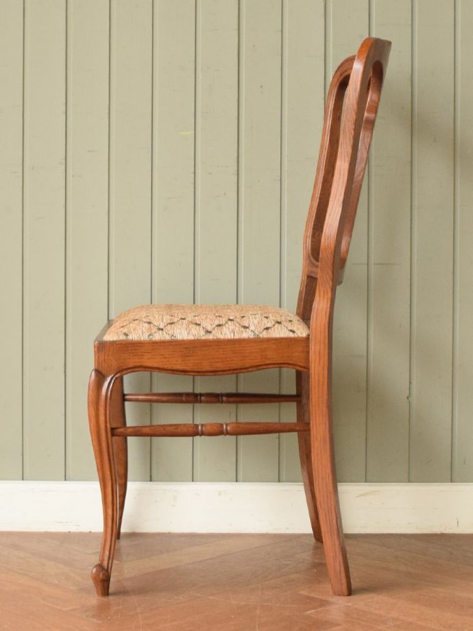 フランスから届いた美しいアンティークの椅子、猫足のダイニングチェア