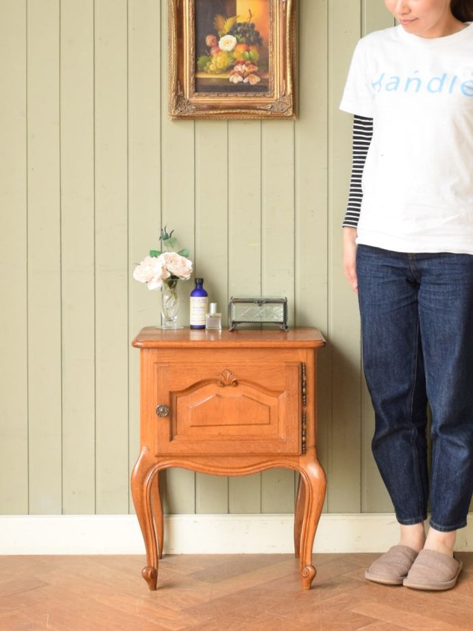 フランスの小さなアンティーク家具、優雅な猫脚が美しいナイトテーブル