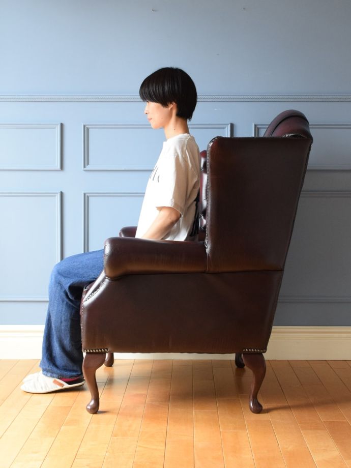 英国アンティークの一人掛け革張りソファ、チェスターフィールドの