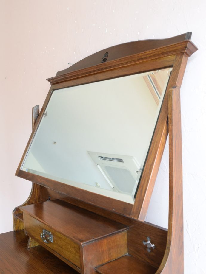 イギリスから届いたアンティークのドレッサー、大きな鏡が印象的な