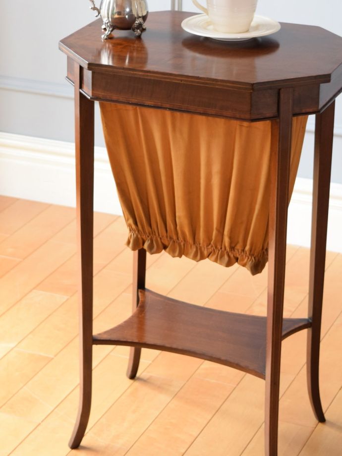 アンティークのめずらしいサイドテーブル、テーパードレッグの