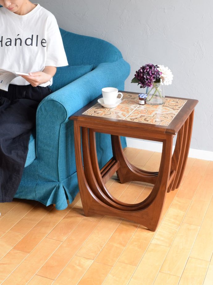 G-PLANのタイルトップネストテーブル、英国ビンテージのサイドテーブル