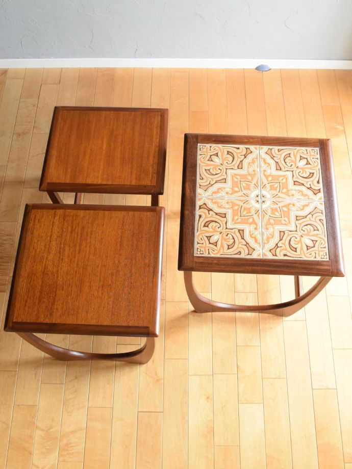 G-PLANのタイルトップネストテーブル、英国ビンテージのサイドテーブル