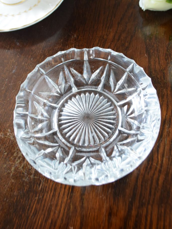 アンティークガラスの灰皿、イギリスから届いたプレスドグラスの