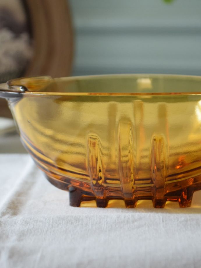 イギリスのアンティークガラス食器、アンバー色のガラスボウル（プレス