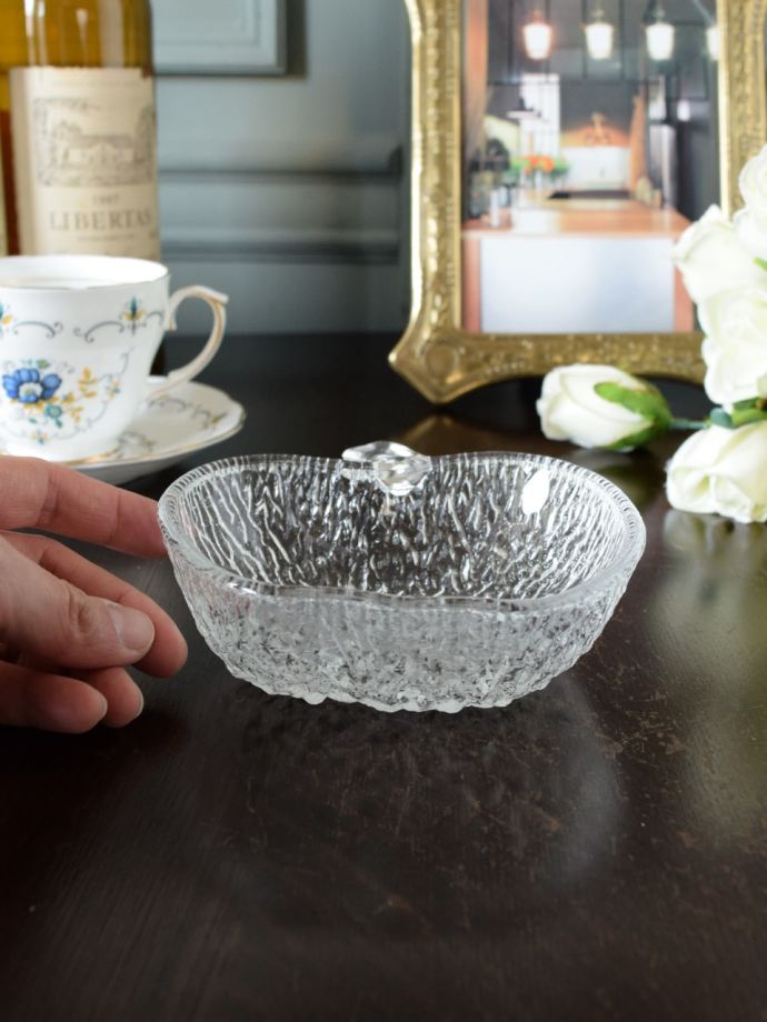 アンティークガラスの食器、りんごの形が可愛いプレスドグラスのボウル